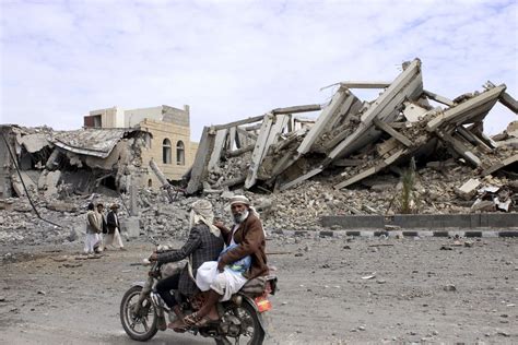 Even Civilians on a Yemeni Main Road Are Targeted by Saudi Fighter Jets - YemenExtra