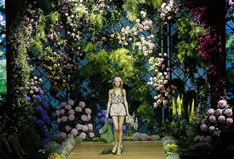 Pin by Julieta Bonilla on FASHION & CATWALKS | Backdrop design, Floral backdrop, Fashion show stage