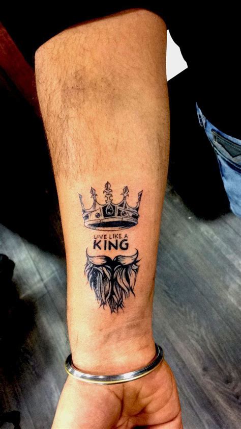 Tatuaje de corona en el antebrazo ...... #biggustattoo #crowntattoo # ...