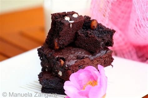 Dark Chocolate and Macadamia Nut Brownies | Macadamia nuts, Yummy treats, Macadamia