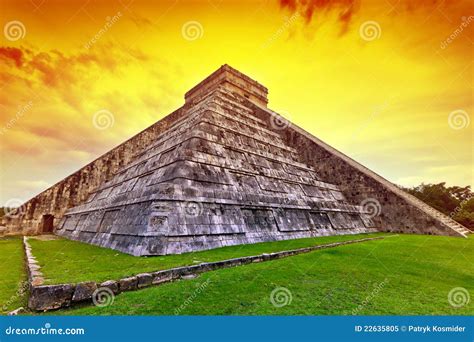 Kukulkan Pyramid in Chichen Itza at Sunset Stock Image - Image of ...