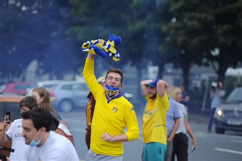 Leeds United fans celebrate Premier League promotion in style - in ...