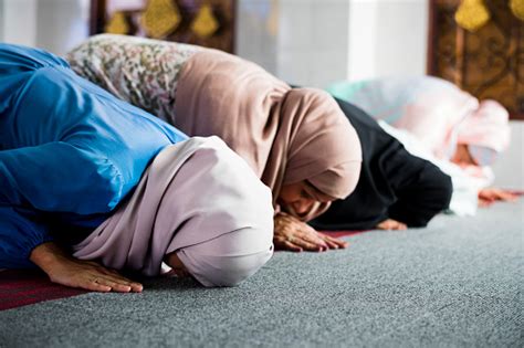 Muslim Women Praying In The Mosque During Ramadan Stock Photo - Download Image Now - iStock