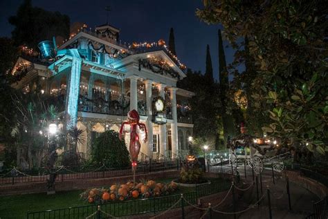 Disneyland Previews 2022 Haunted Mansion Holiday Gingerbread House as ...