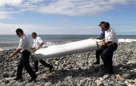 Francia confirma que el alerón hallado es del mismo modelo que el del avión malasio desaparecido ...