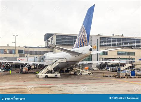 United Airlines Boeing 747 at the Airport Editorial Photo - Image of terminal, journey: 103156726