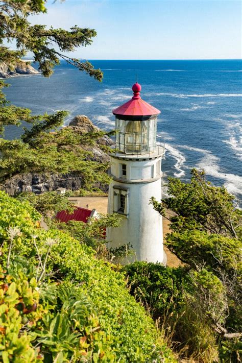 11 ICONIC Lighthouses on the Oregon Coast (+Interesting History)