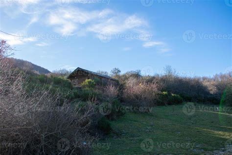 log cabin in the middle of the mountains with blue sky 13102478 Stock Photo at Vecteezy