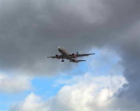 Airbus A320 Landing Approach Editorial Image - Image of business, landing: 137360015