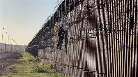 Video: Migrants use system of ropes, ladder to cross border wall