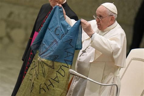 Pope Francis kisses Ukrainian flag from 'martyred' Bucha | AP News