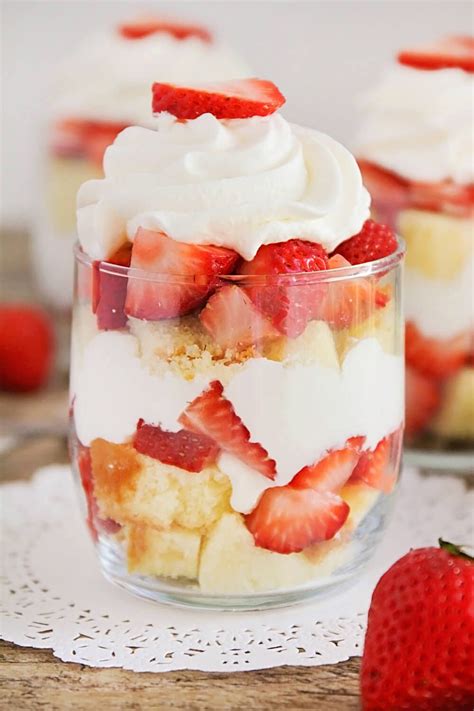 This strawberry shortcake trifle is the perfect no-bake summer dessert ...