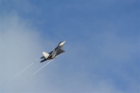 F-22 Raptor Climbs The Sky After Takeoff | Aircraft Wallpaper Galleries