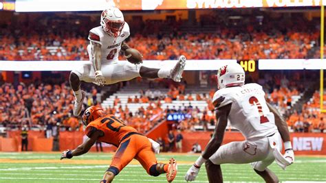 Louisville football | Lamar Jackson hurdle play becomes iconic photo