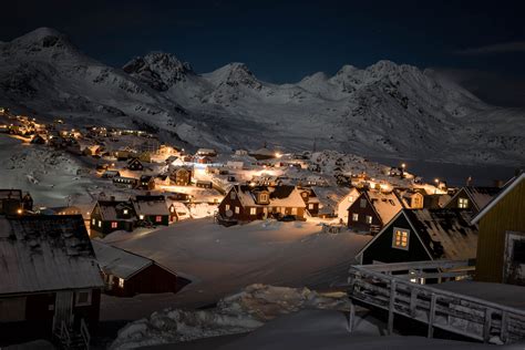 In March the night in Greenland only lasts 6 hours - from 10 pm to 3 am ...