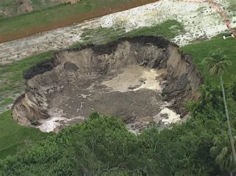 Large sinkhole opens near Scott Lake in Lakeland