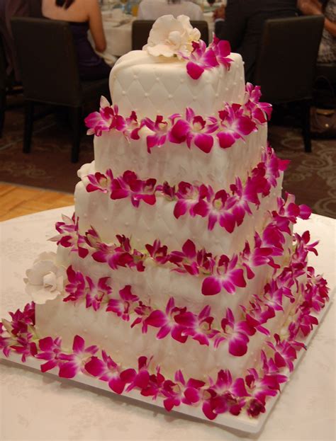 File:Wedding Cake with Pink Flowers.jpg - Wikimedia Commons