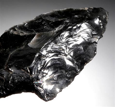 FINE MAYAN PRE-COLUMBIAN OBSIDIAN ATLATL ARROWHEAD WITH BROAD TANG *PC468 - TIME VAULT GALLERY