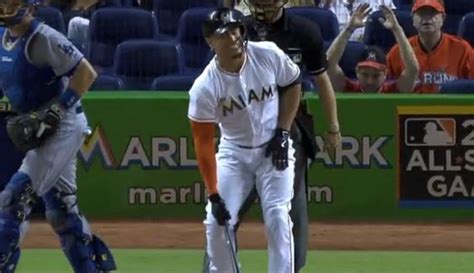 Giancarlo Stanton reportedly has broken bone in hand