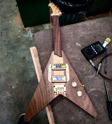 Fretless flying V ukulele 🤘 : r/Luthier