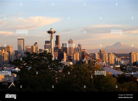 Seattle skyline at sunset Stock Photo - Alamy