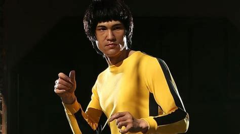 Bruce Lee: Yellow jumpsuit sells for $100,000 - BBC News