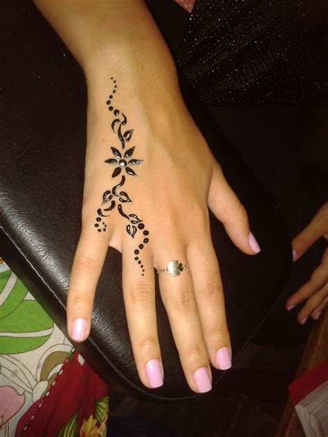 made by Delara Bitar Rmeily ( www.delarts.me ) | Simple henna tattoo ...