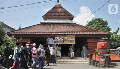 FOTO: Tradisi Ziarah di Makam Sunan Kalijaga - Foto Liputan6.com