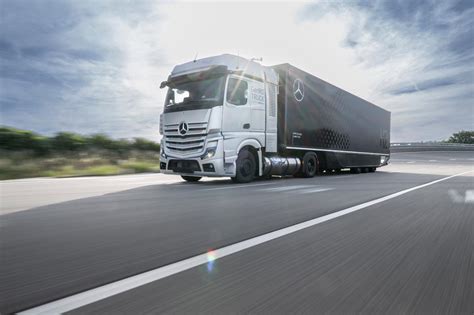 Daimler Truck Tests Fuel-Cell Truck With Liquid Hydrogen | EN.WHEELZ.ME