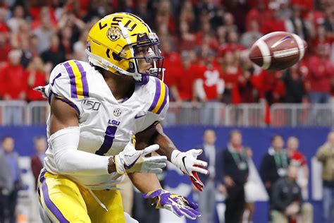 LSU WR Wins Biletnikoff Award Over Oklahoma's CeeDee Lamb - The Spun