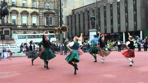 Scottish folk dance: Strathspey & Tulloch - YouTube