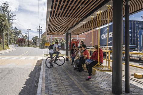 Parada de bus lúdica / Arquiurbano Taller | ArchDaily México