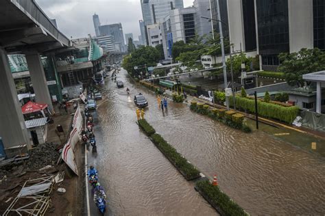 Widespread flooding in Greater Jakarta causes chaos for commuters ...