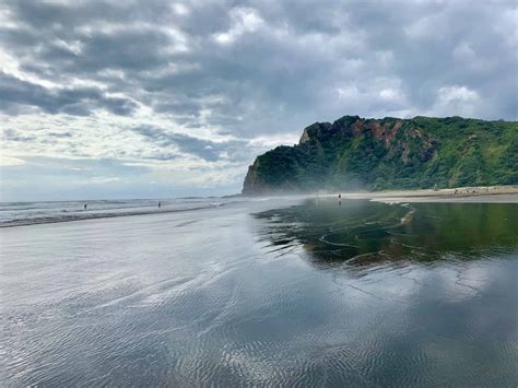 Karekare Falls & Karekare Beach / Waitakere Ranges / New Zealand