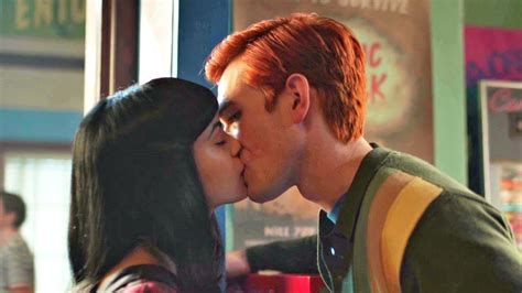 Archie and Veronica Kiss | Riverdale 7x13 - YouTube