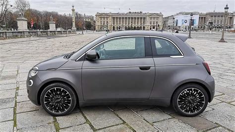 Fiat 500 2022: hatch elétrico chega ao Brasil por R$ 239.990