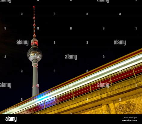 Berlin fernsehturm nacht -Fotos und -Bildmaterial in hoher Auflösung ...