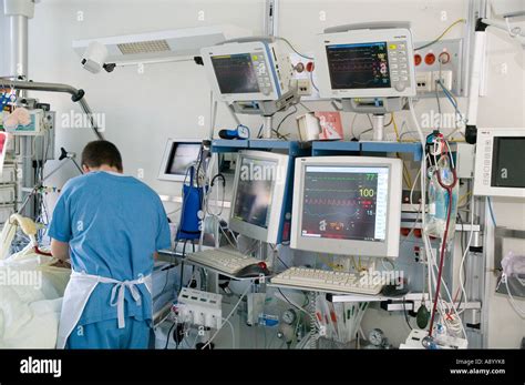 medical center medical personnel intensive care equipment Stock Photo - Alamy