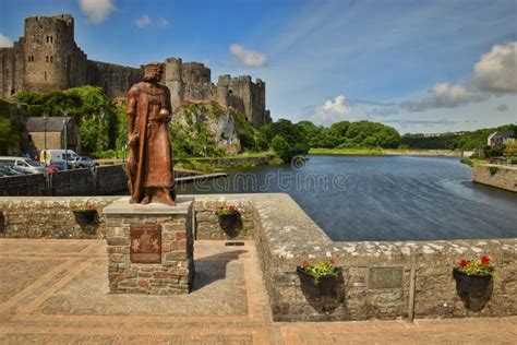 Pembroke Castle with Henry VII Statue Stock Photo - Image of pembroke, castle: 144380980