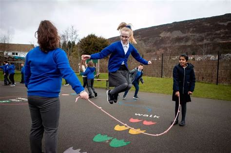 15 primary school assembly songs that we still know all the words to ...