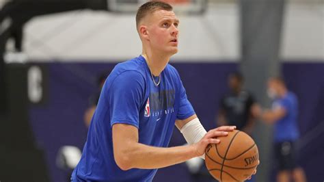 Mavericks' Kristaps Porzingis undergoes right knee surgery | NBA.com