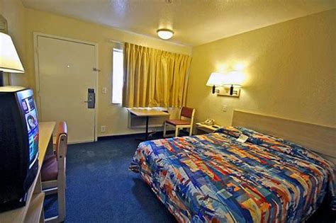 If you like Hookers and Drug dealers... - Review of Motel 6 Tampa Downtown, Tampa, FL - TripAdvisor