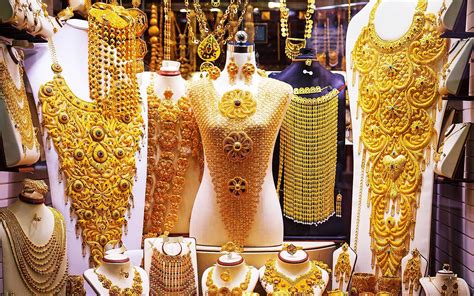 How to see zillions of gold jewelries at Dubai Gold Souk in Dubai