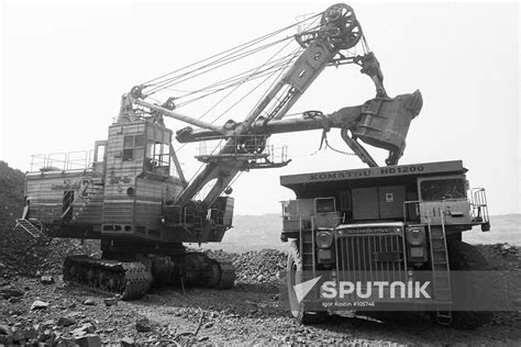 EXCAVATOR DUMP TRUCK LOADING | Sputnik Mediabank