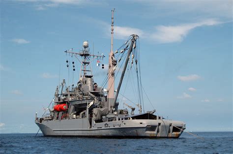 File:US Navy 060607-N-4205W-003 Rescue and salvage ship USS Salvor (ARS ...