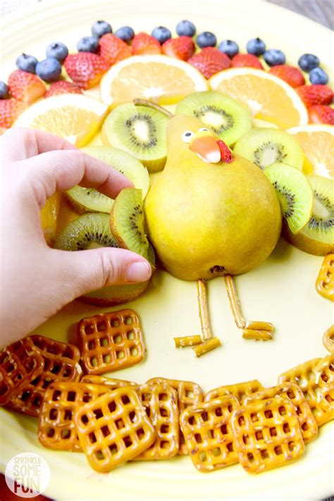 Turkey Fruit Platter ⋆ Easy Thanksgiving Fruit Tray ⋆ Sprinkle Some Fun