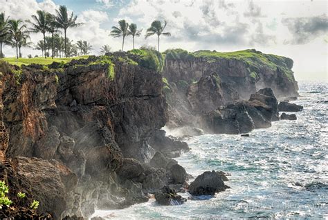 Kauai Ocean Cliffs - Kauai, Hawaii Fine Art Ocean Photograph – Latitudes Gallery