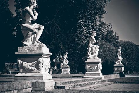 Free picture: statue, sculpture, people, architecture, structure, fountain, exterior, monochrome