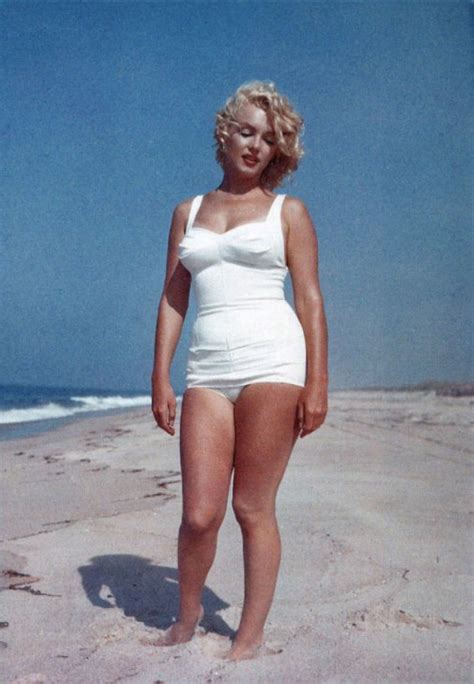 Beautiful Pics Of Marilyn Monroe On The Beach Taken By Sam Shaw In 1957 (17 Pics) | Bored Panda