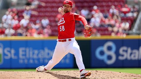 Reds lose starting pitcher depth after claim by Mariners